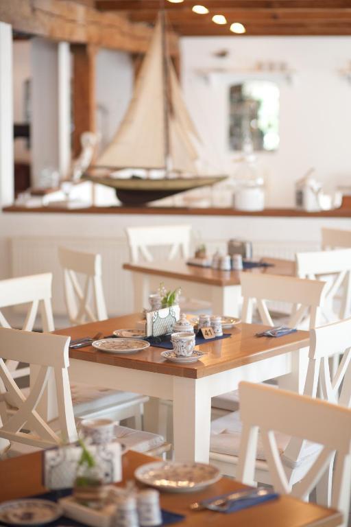 Hotel, Restaurant, Cafe Pharisaeerhof - Nordseeurlaub Mit Hund Nordstrand Exteriör bild